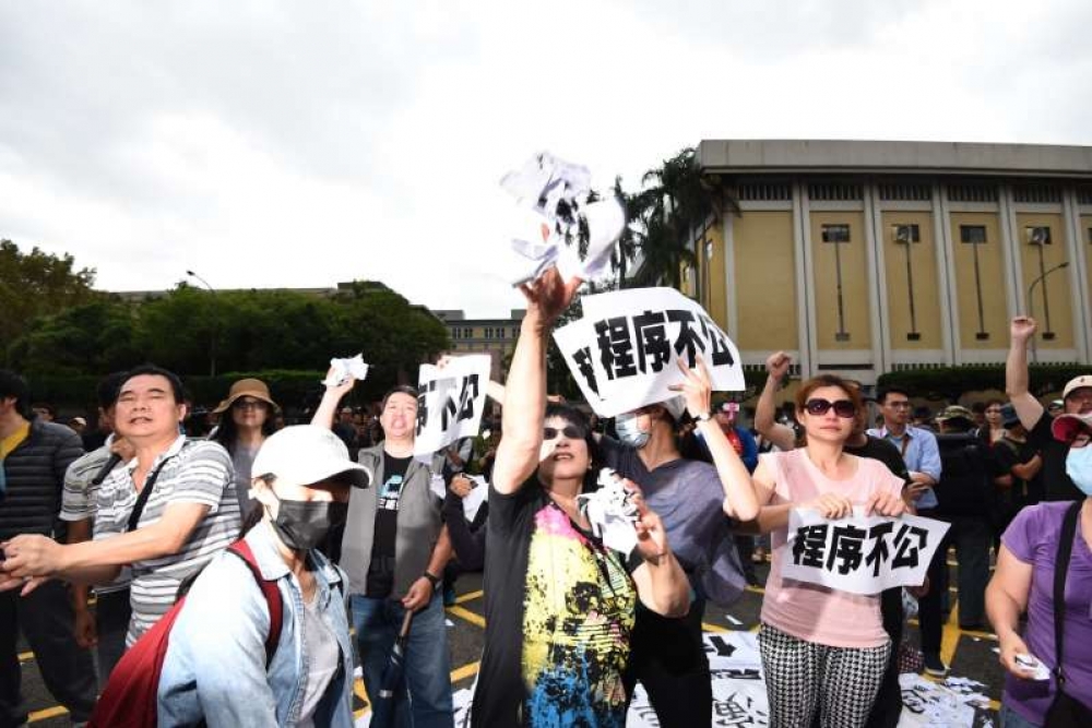 台北市議員提案反性平教材，社民黨痛批，連署該提案的市議員「執迷不悟」，被反同團體綁架，企圖闖關該提案，呼籲教育委員會應不予以通過。（攝影：李昆翰）