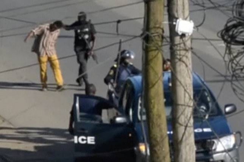 一名警察1日在喀麥隆英語區拖曳一名男子。（湯森路透）