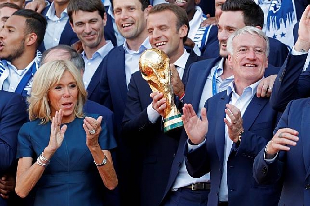 法國總統馬卡洪與法國隊歡慶2018世足奪冠。（湯森路透）
