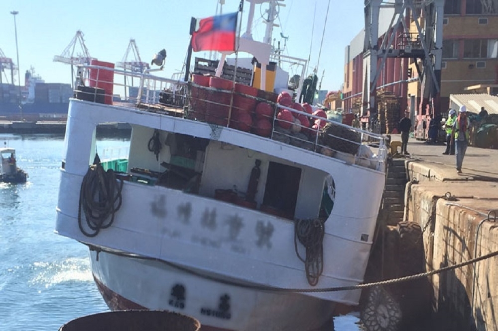 5月在南非開普敦被扣留的台灣漁船。（翻攝國際勞工組織網站）