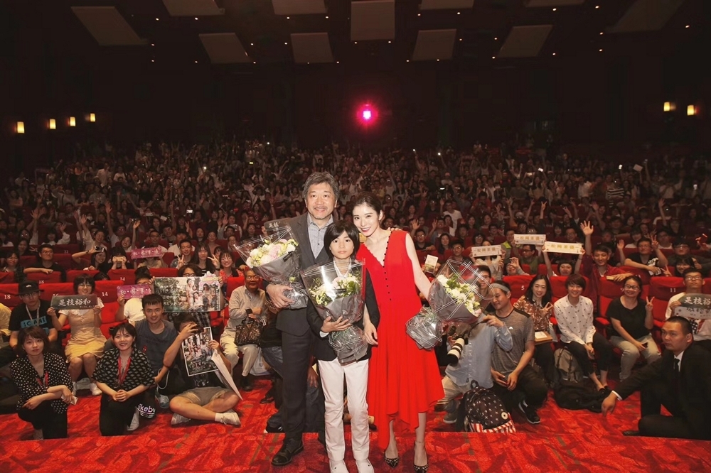 《小偷家族》導演是枝裕和（左至右）率領演員城檜吏、松岡茉優出席上海電影節首映（采昌國際多媒體提供）