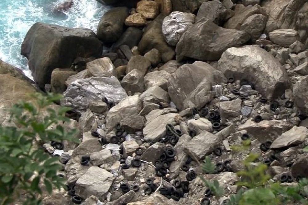 花蓮清水斷崖去年被隨意丟棄400多個廢棄輪胎，警方於25日掌握嫌犯。（圖由保安警察第七總隊第九大隊提供）