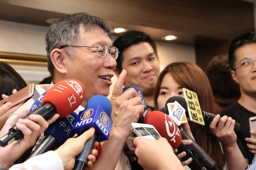 台北市長柯文哲遭控干預新聞自由，對此柯上午強調自己不會壓新聞，只要看每天晚上的政論節目，「我們都是被霸凌、被欺負的！」（攝影：張凱婷）