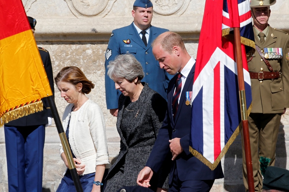 英法舉辦亞眠戰役百年紀念儀式，左起為法國國防部長帕利、英國首相梅伊，以及英國威廉王子。（湯森路透）