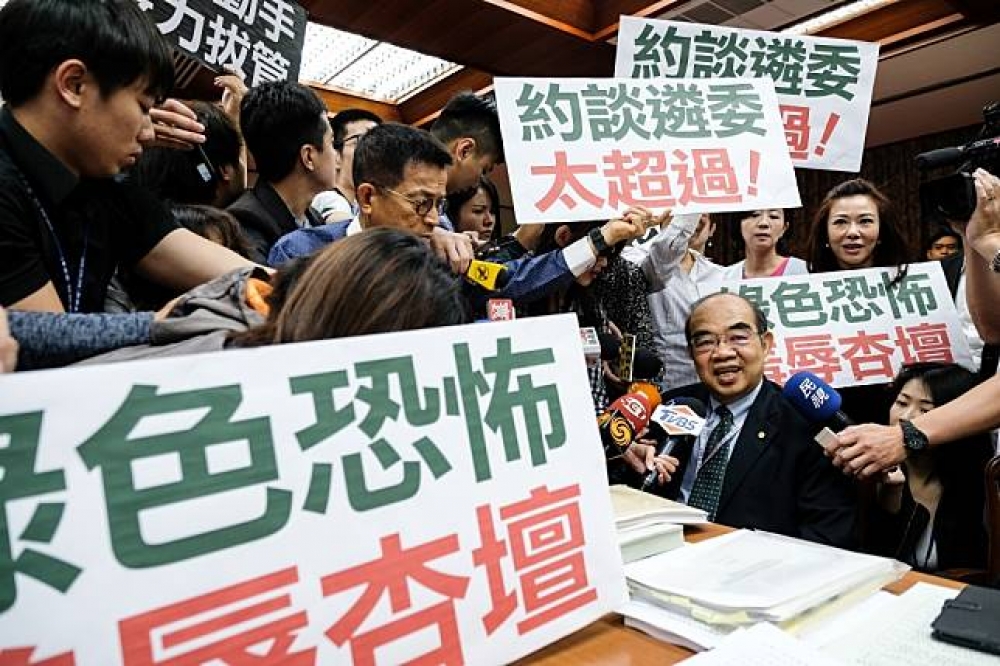 吳茂昆24日上午席教育及文化委員會備詢，被藍委包圍高喊「綠色恐怖」。（攝影：林家賢）