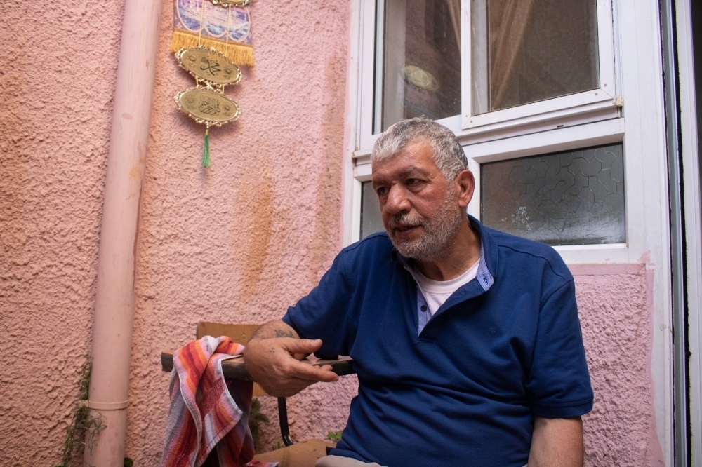 歐德哈從有記憶以來就是難民，他曾為了「巴勒斯坦」衝鋒陷陣，不過他卻告訴我們：「現在看不見希望。」（攝影：李隆揆）