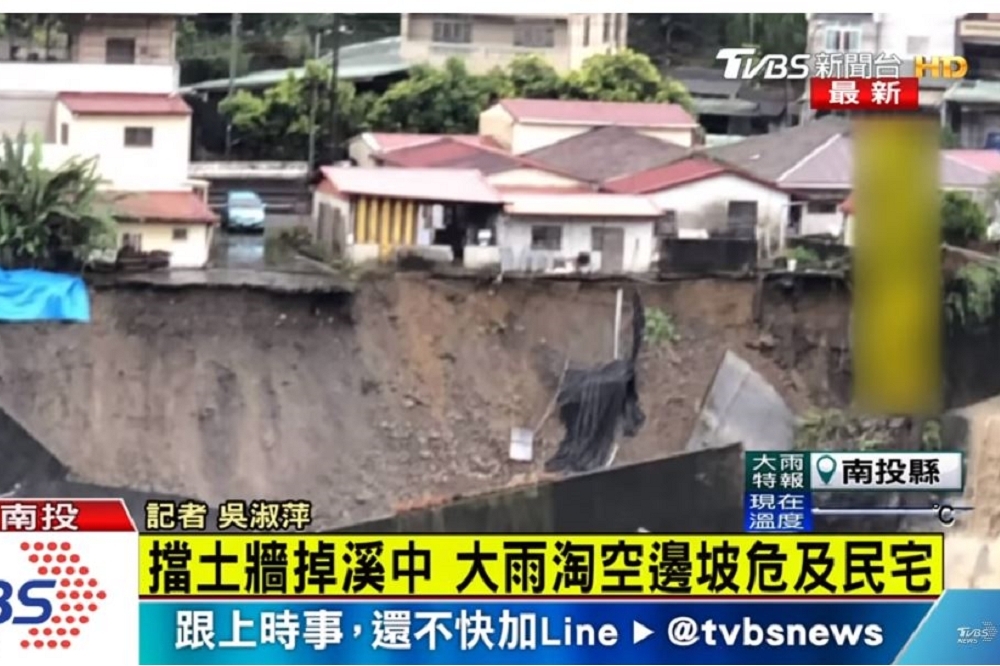 南投國姓鄉有住宅遭溪流掏空，邊坡坍塌10公尺。（圖片取自TVBS新聞影片截圖）