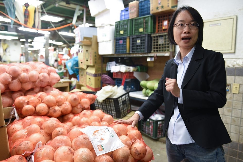 北農近日將與台北市社會局洽談合作，盼每周固定提供賣相較差、但食用品質不變的蔬果給弱勢團體。（攝影：葉信菉）