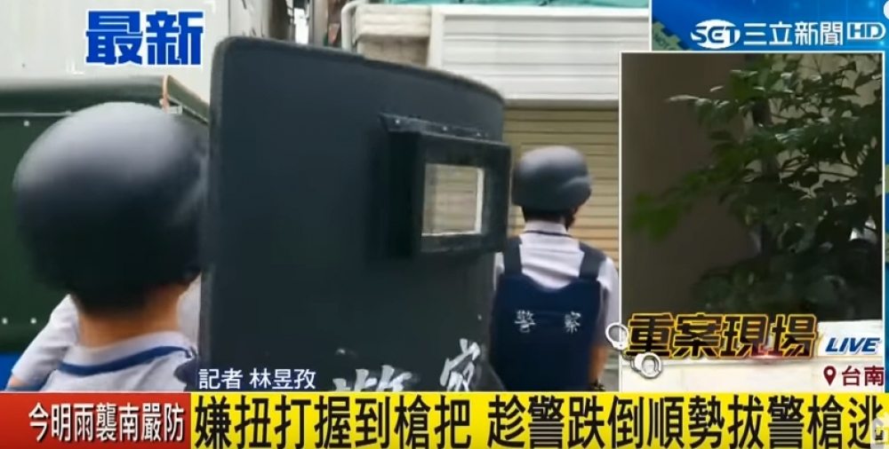 台南市17日上午6時一名通緝犯奪走警槍後逃逸無蹤。終於在下午4時許，警方在案發現場附近順利將其逮捕。（圖片取自三立新聞YouTube）