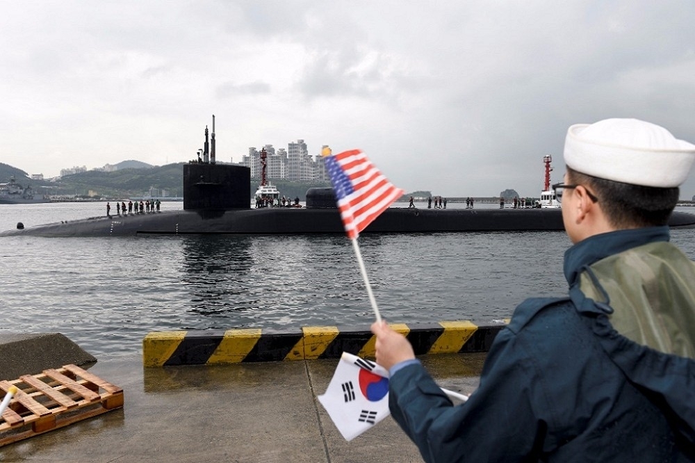 美國核動力潛艇密西根號4月25日停泊在南韓釜山港。（湯森路透）