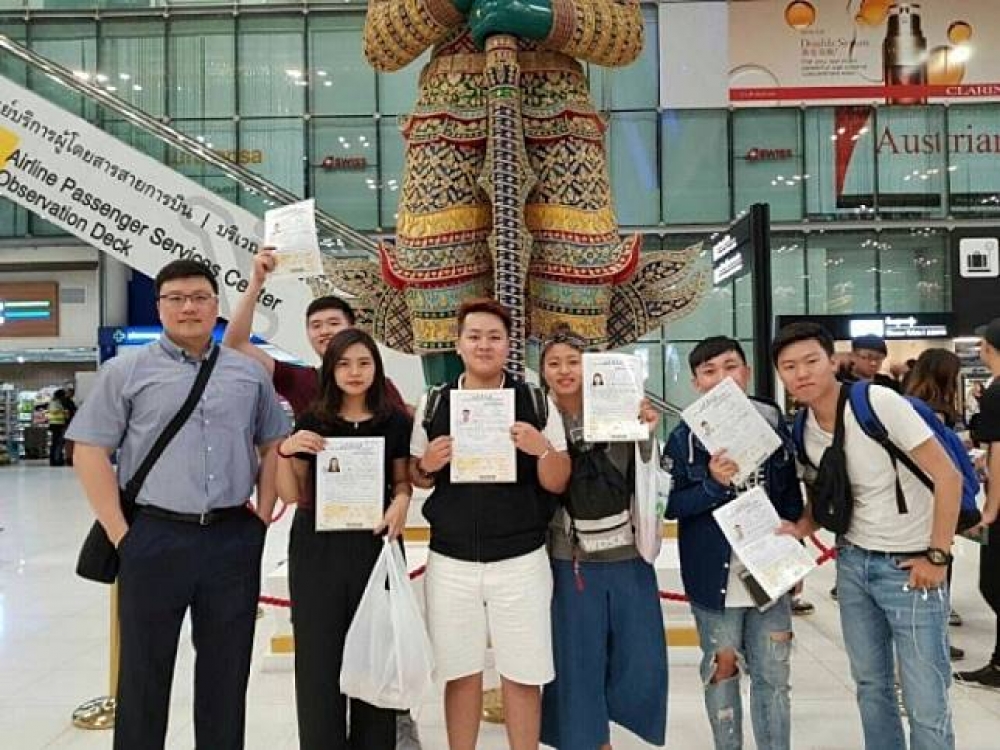 台灣5所大學的31名學生、1位領隊日前赴泰國畢業旅行，車輛5月19日因不明原因意外起火，其中6人護照遭燒毀，經外交部協助順利返台。(外交部提供)