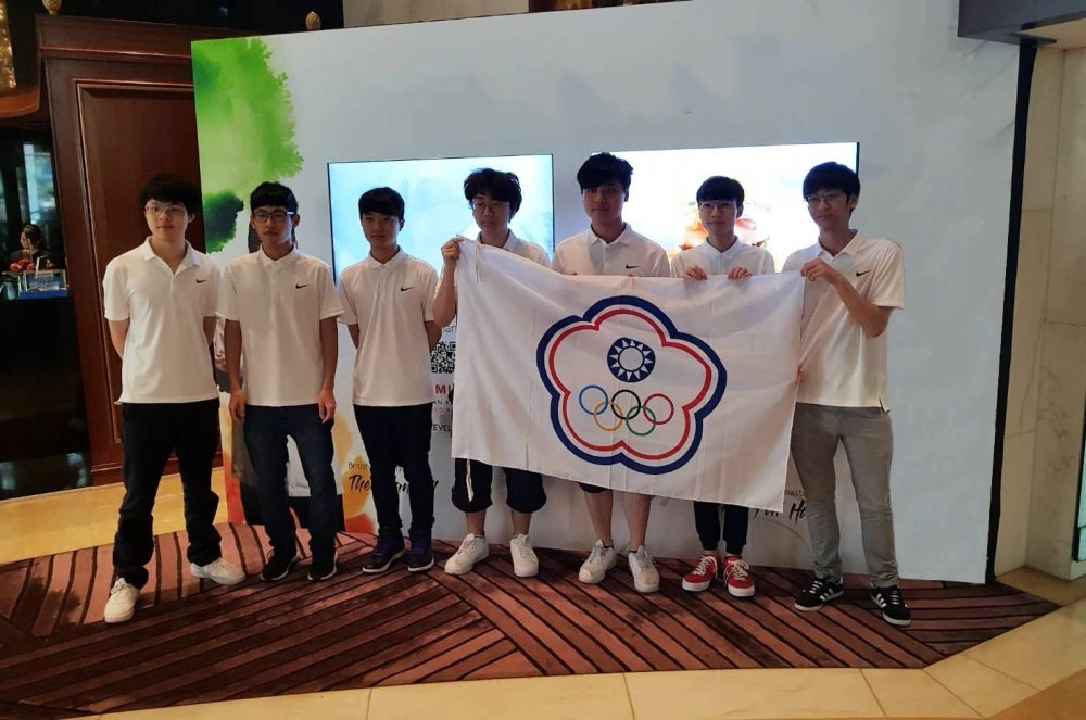 我國亞運選手日前出賽香港進行東亞地區資格賽，但選手們卻沒有隊服只身著運動POLO衫、私服。（圖片來源：CTESA FB）