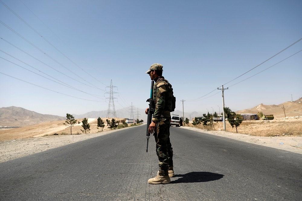 12日在加茲尼高速公路檢查站守衛的阿富汗士兵。（湯森路透）