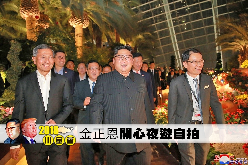 金正恩與新加坡外交部長維文及教育部長王以康一同夜遊新加坡。（美聯社）
