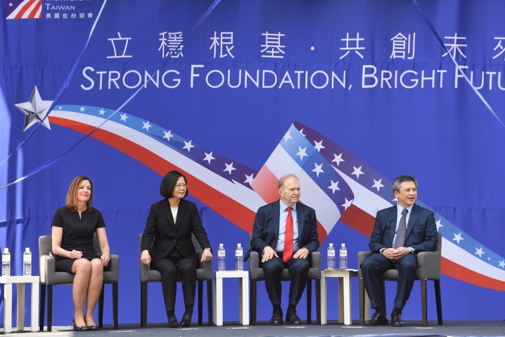 美國國務院助卿羅伊斯（左一）、蔡英文總統（左二）、美國在台協會（AIT）處長梅健華（右一）出席AIT新館落成典禮。（攝影：葉信菉）