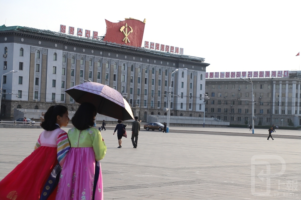 北朝鮮是一個非常安靜的國家，唯一會在北朝鮮市街喧鬧的人，只有中國遊客；圖為北朝鮮知名景點「金日成廣場」，除了中客以外，北朝鮮人民鮮少駐足此處。（攝影：羅佳蓉）