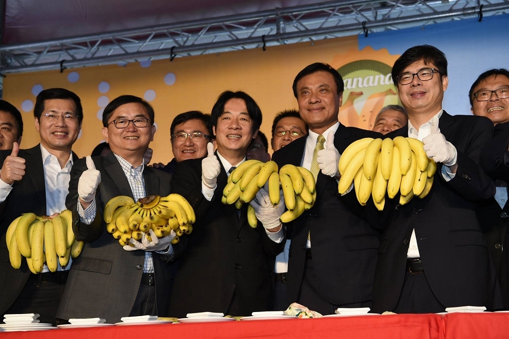 香蕉生產過剩，行政院長賴清德10日在臉書分享「水煮生香蕉」的新吃法，引發熱議。圖為去年10月賴清德鼓勵民眾購買香蕉。（圖片取自賴清德臉書）