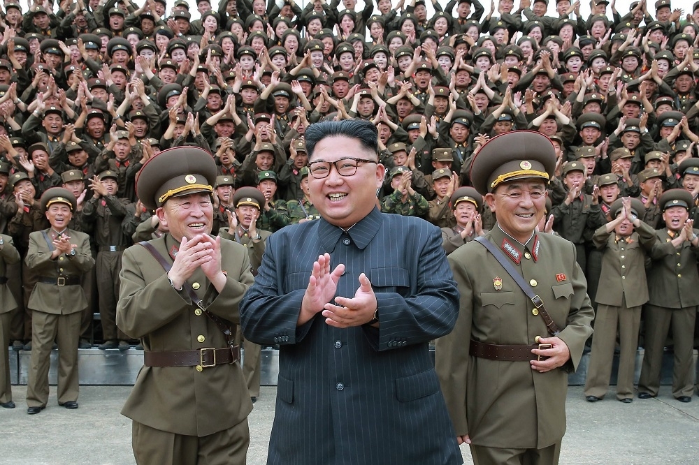 北韓最高領導人金正恩上任後，北韓軍方公開處決人民的次數增加。（照片：美聯社，後製：李明維）