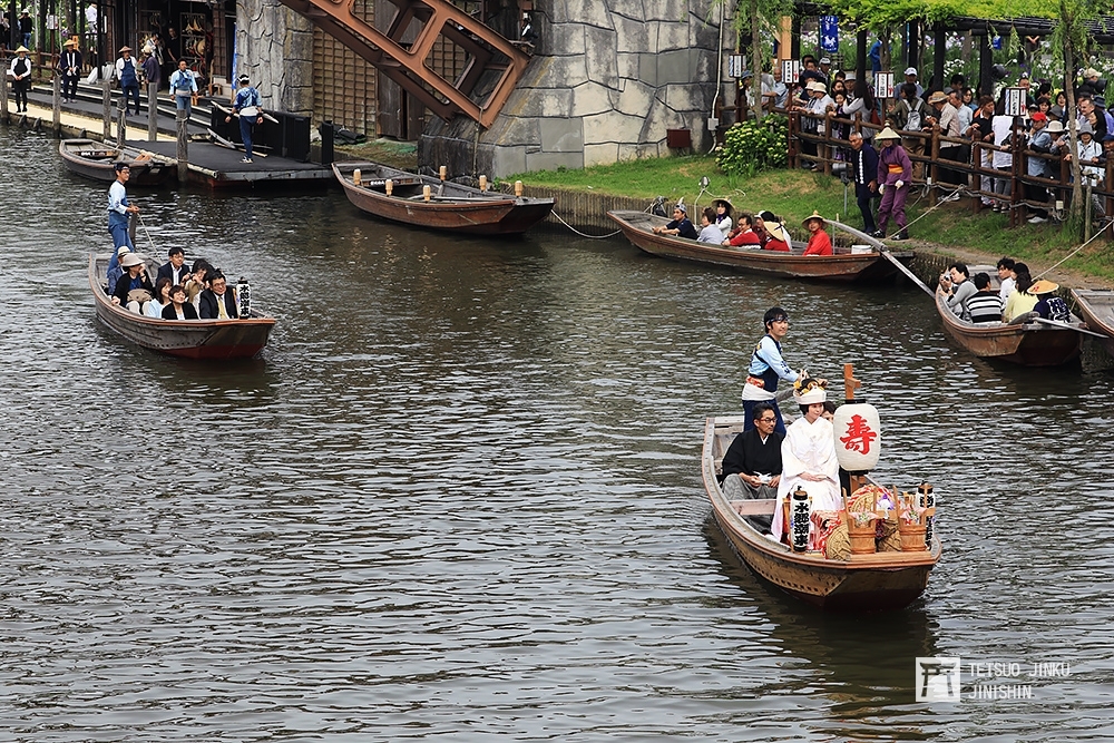 水鄉潮來最有名的就是出嫁小舟的儀式，總是吸引大批人潮圍觀。（攝影：陳威臣）