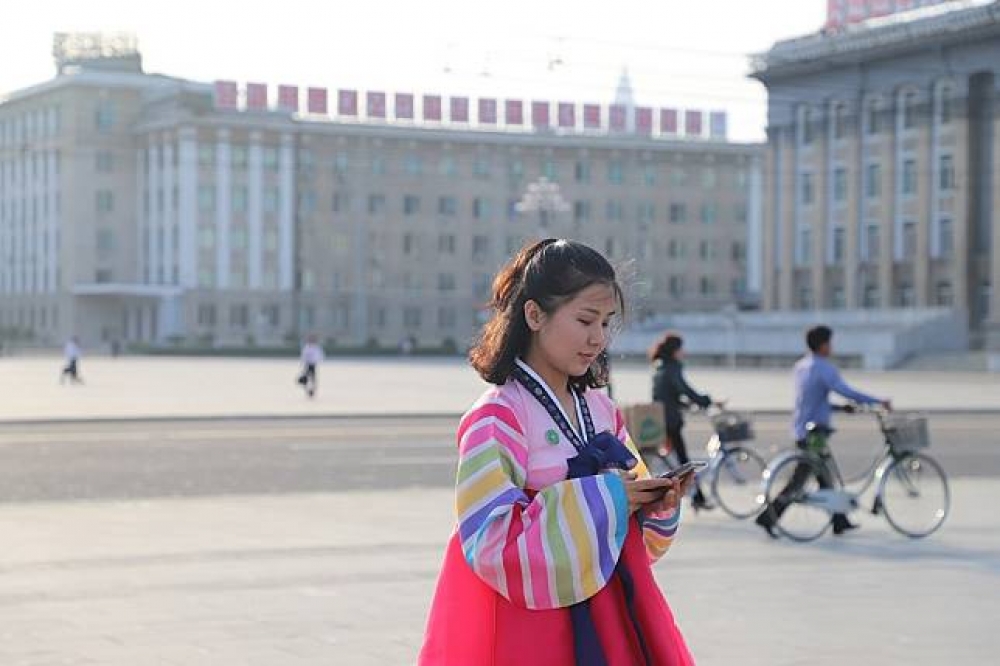 在北朝鮮人心中，聽任美國擺布的南韓政府，就是阻撓統一的共犯，包括這位年輕的女導遊或是解說員們，我們常從他們口中聽到「李明博和朴槿惠真的太壞了！」（攝影：羅佳蓉）