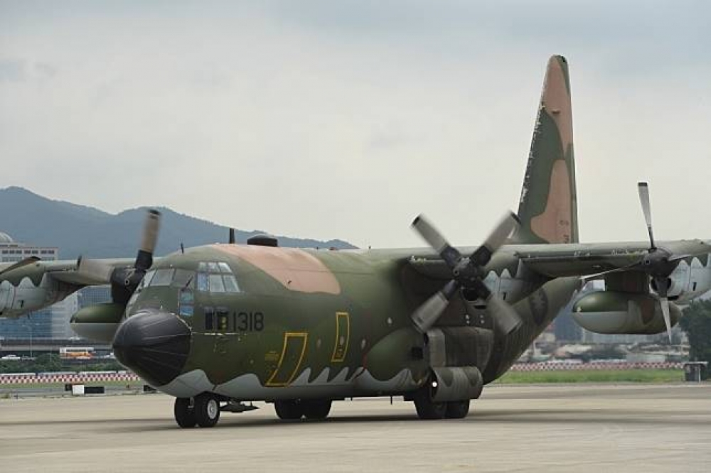 受M503航路影響，有176班春節加班機都被取消，國軍預計派6架C-130運輸機待命疏運。圖為空軍C-130運輸機。（資料照片）