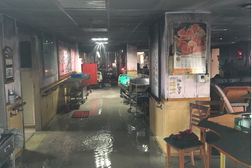 台北醫院護理之家13日起火，造成多人死傷，14日衛福部次長薛瑞元開記者會回應。（新北市消防局提供）