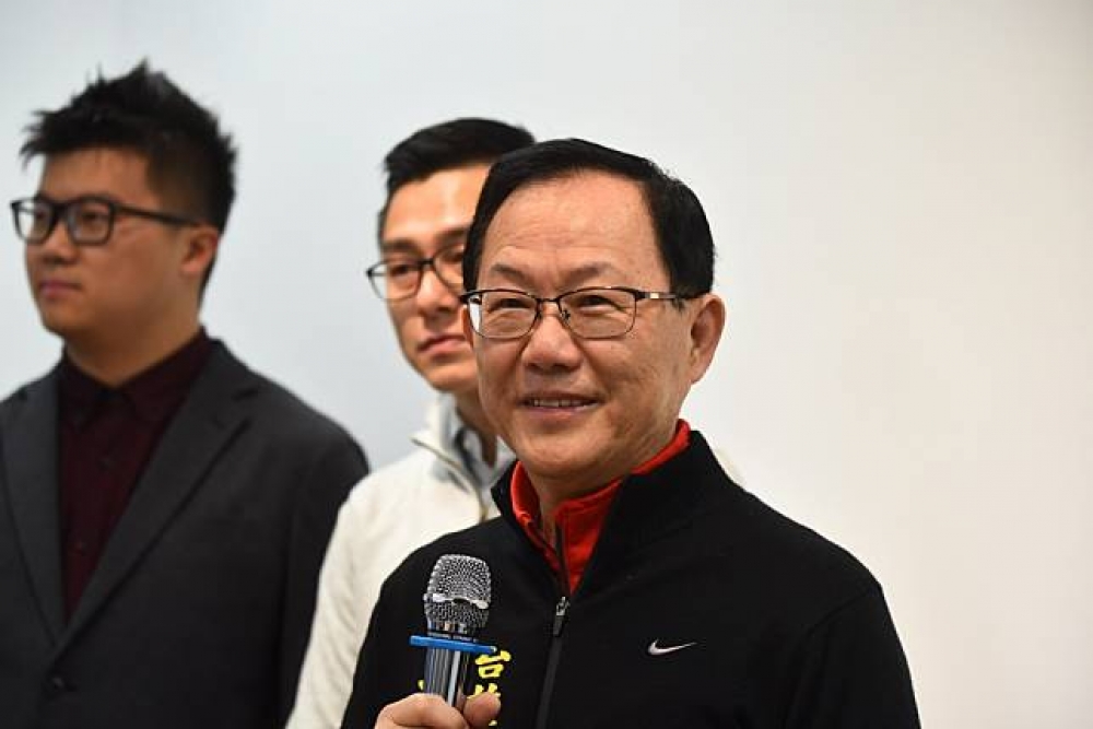 丁守中搶攻年輕選票，他呼籲，若年輕朋友對於台北市政有所不滿、有意見，都可以向他反映。（攝影：李昆翰）