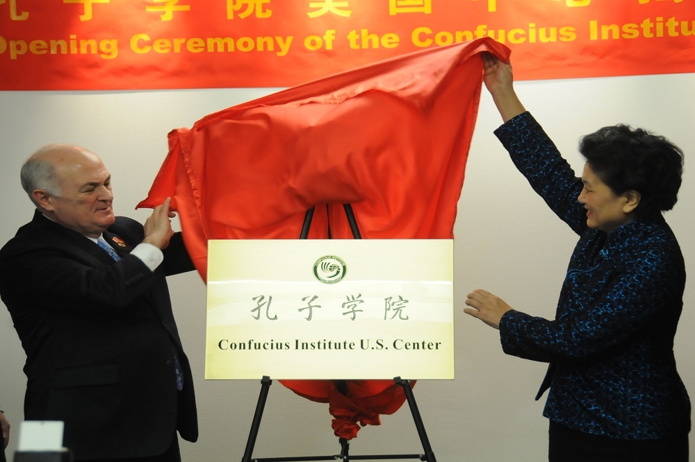 2013年11月20日，孔子學院美國中心在美國首都華盛頓正式成立，正在華盛頓訪問的中國國務院副總理劉延東為中心揭牌。（中新社）