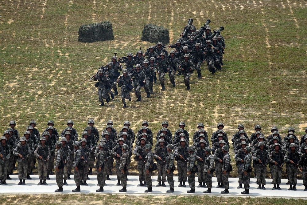 7月4日中國解放軍駐香港部隊在青山訓練場組織「香江衛士—2015C」聯合軍事演習。（中新社）