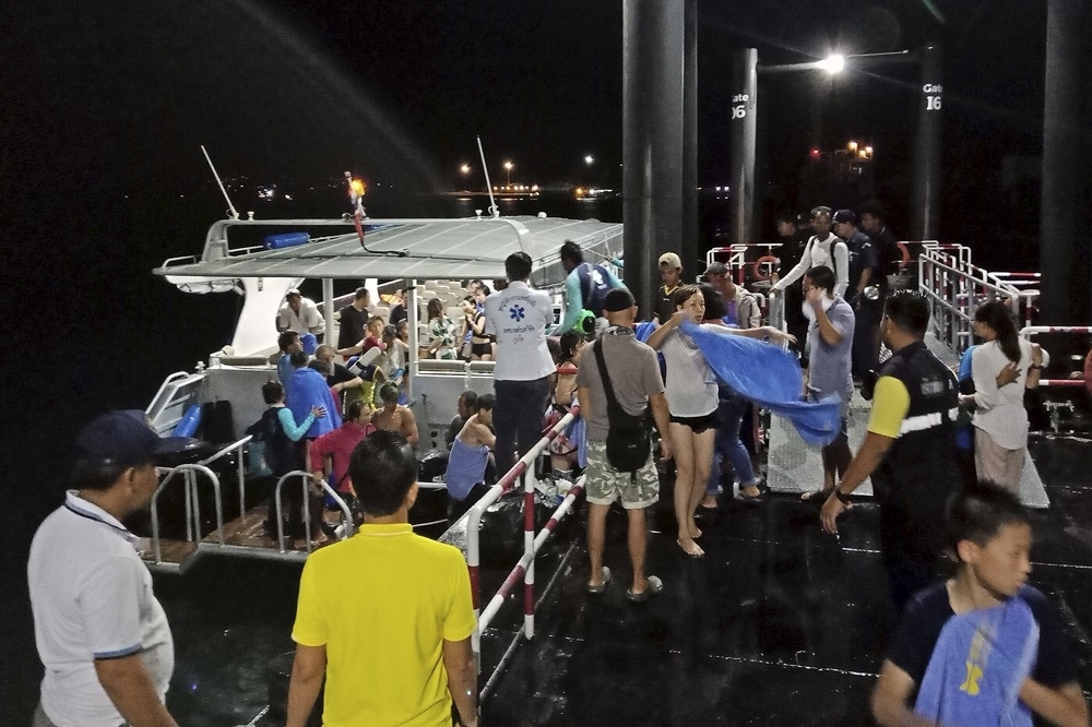 泰國遊船鳳凰號5日傳出翻覆意外，已知有1人死亡53人失蹤。（美聯社）