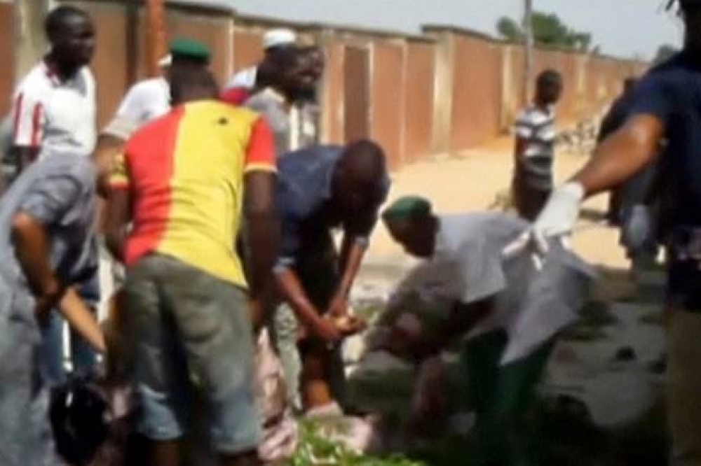 奈及利亞穆比遭到自殺炸彈攻擊，現場一片混亂，死傷嚴重。（湯森路透）