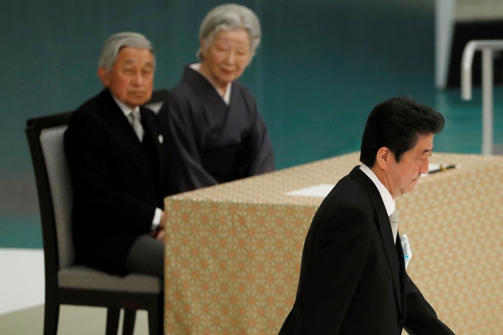 日本明仁天皇和皇后，與日本首相出席8月15日「日本全國戰歿者追悼會」。（湯森路透）