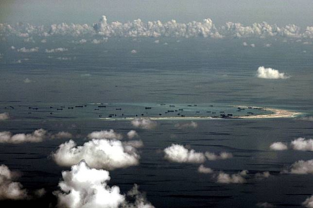 菲律賓軍機1月底在美濟礁（Mischief Reef）附近拍攝中國的行動。（湯森路透）