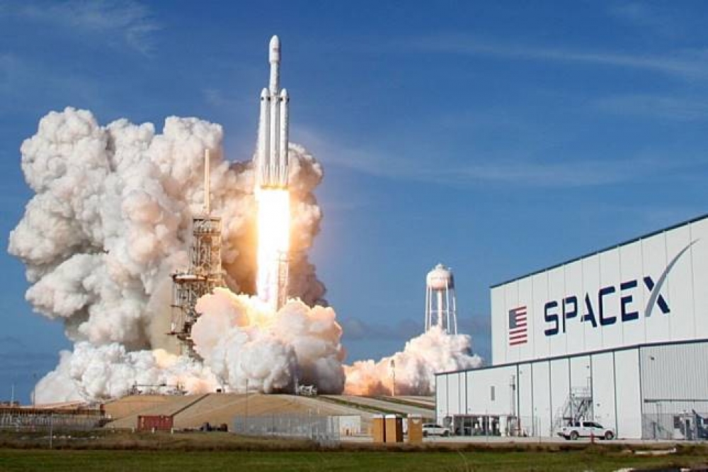 SpaceX研發的新型運載火箭「獵鷹重型」6日首度進行試射。（湯森路透）