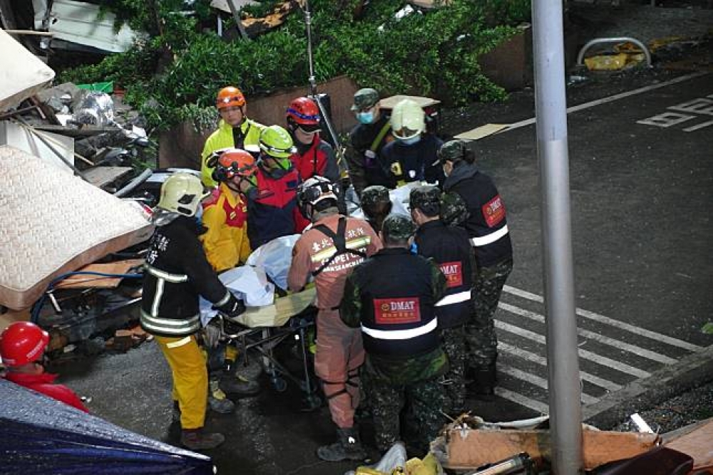 雲門翠堤大樓在花蓮強震中倒塌嚴重，搜救行動已過24小時，警消7日深夜研判，預計還至少有5人尚待救援。（攝影：李昭安）