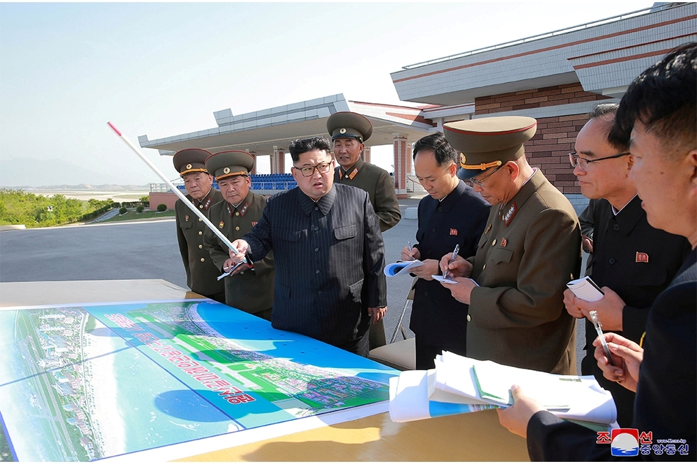 北韓領導人金正恩前往元山旅遊區視察工程進度。（湯森路透）
