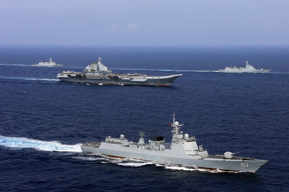 中國遼寧號航空母艦4月18日在西太平洋地區進行軍演。（湯森路透）