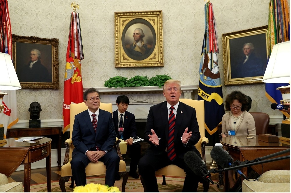 南韓總統文在寅、美國總統川普（右）22日會晤後一起在白宮召開記者會。（湯森路透）