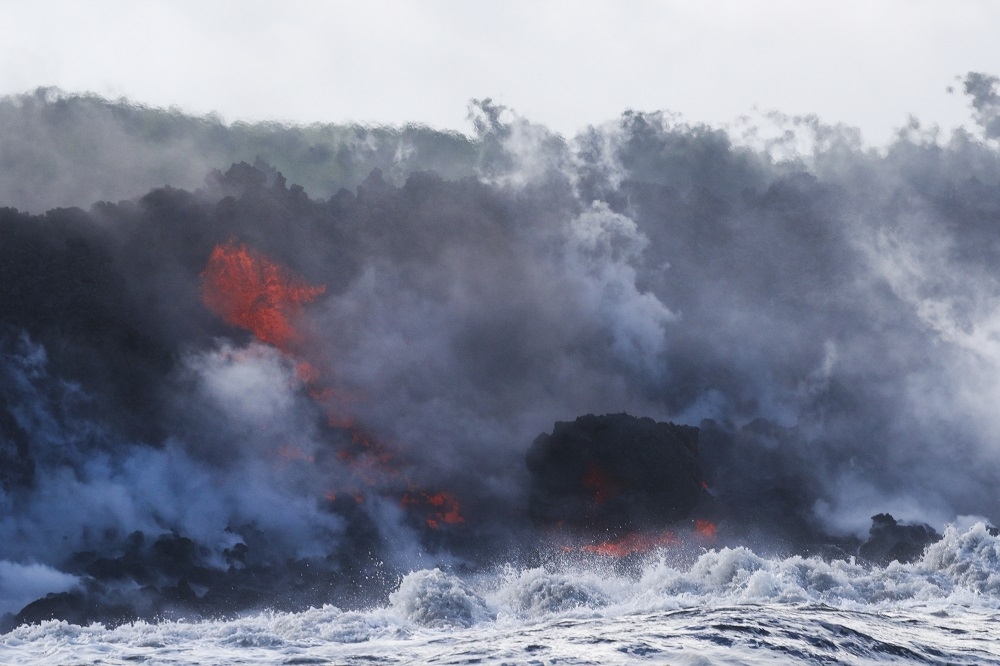 當熔岩流入海中，與海水成分產生化學反應，產生酸性氣體「熔岩霧靄」。（美聯社）