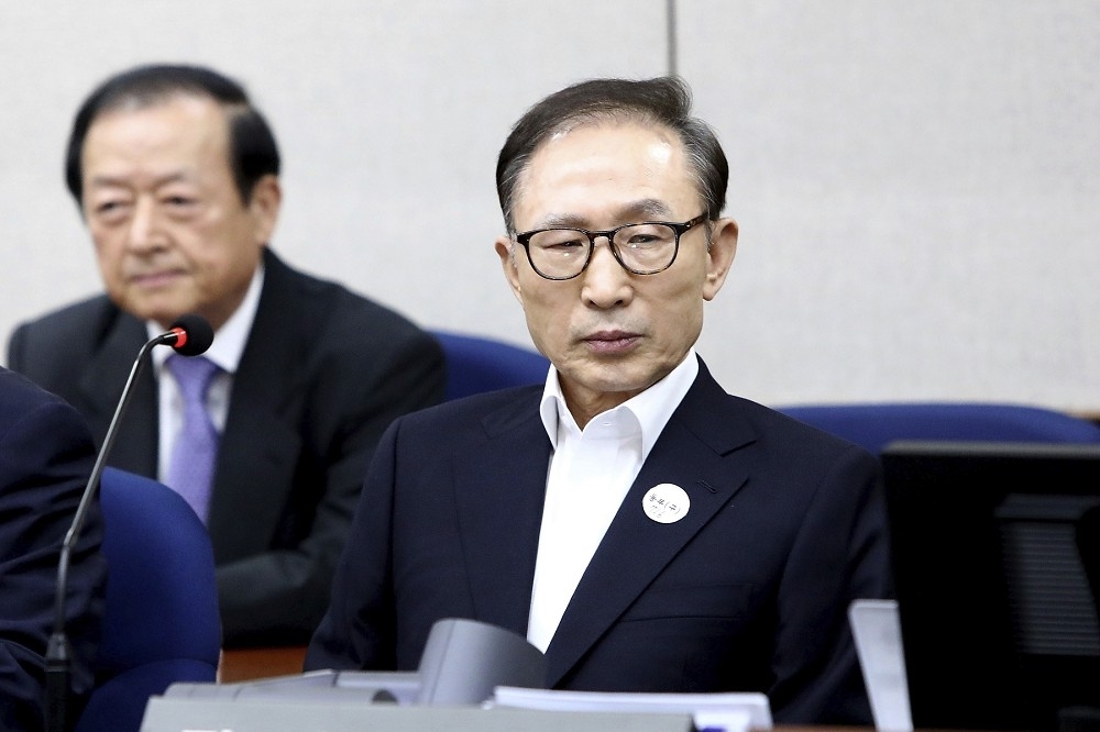 南韓前總統李明博23日在首爾中央法院受審。（美聯社）
