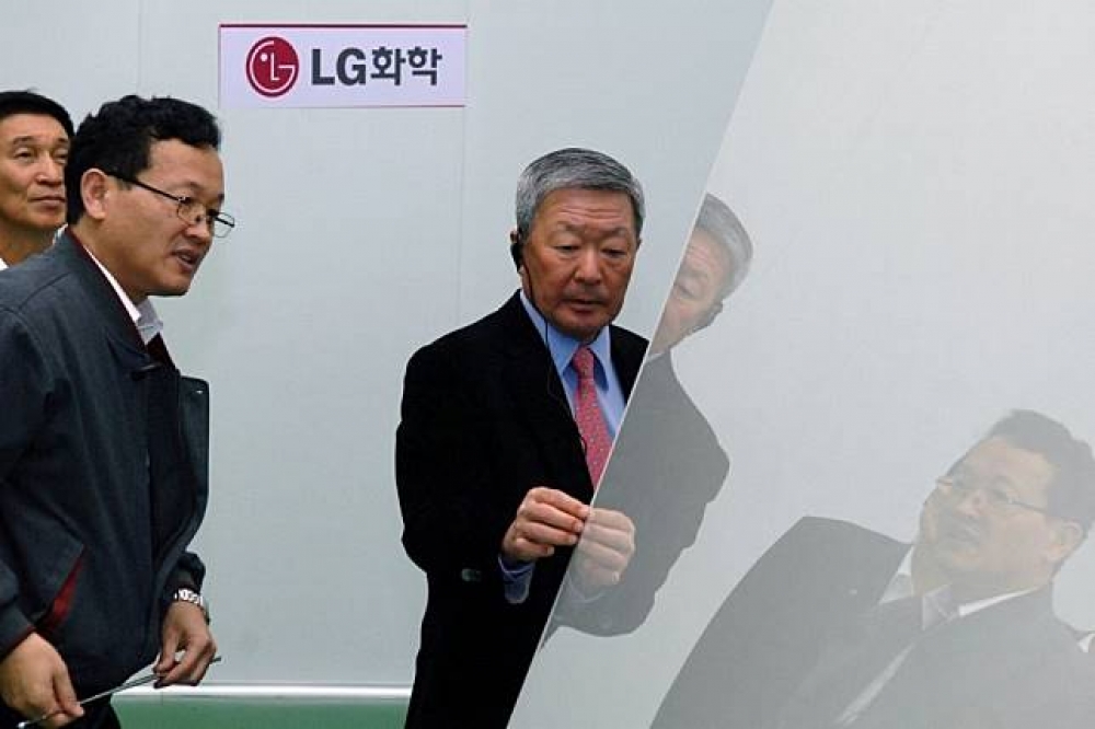 韓國LG集團會長具本茂（右）20日上午因腦疾纏身辭世，享年73歲。（湯森路透）