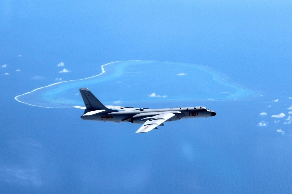 中國空軍18日稱轟-6K轟炸機展開起降南海島礁任務。（美聯社）