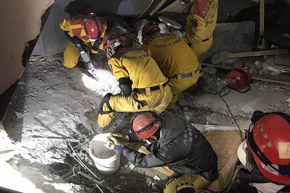 雲翠213室有偵測到生命跡象，搜救人員正奮力開挖。（消防署提供）