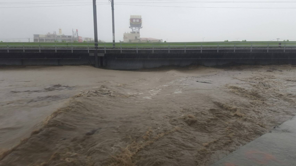 23日因豪雨影響，橋頭=岡山間385K+500處(牛埔溪橋)水位超過警戒線，目前暫時雙線不通，工務段派員現場監視中。（台鐵提供）