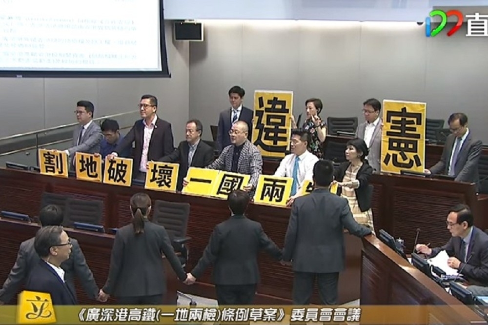 香港立法會7日審議《廣深港高鐵（一地兩檢）條例草案》，爆發衝突。（取自影片）
