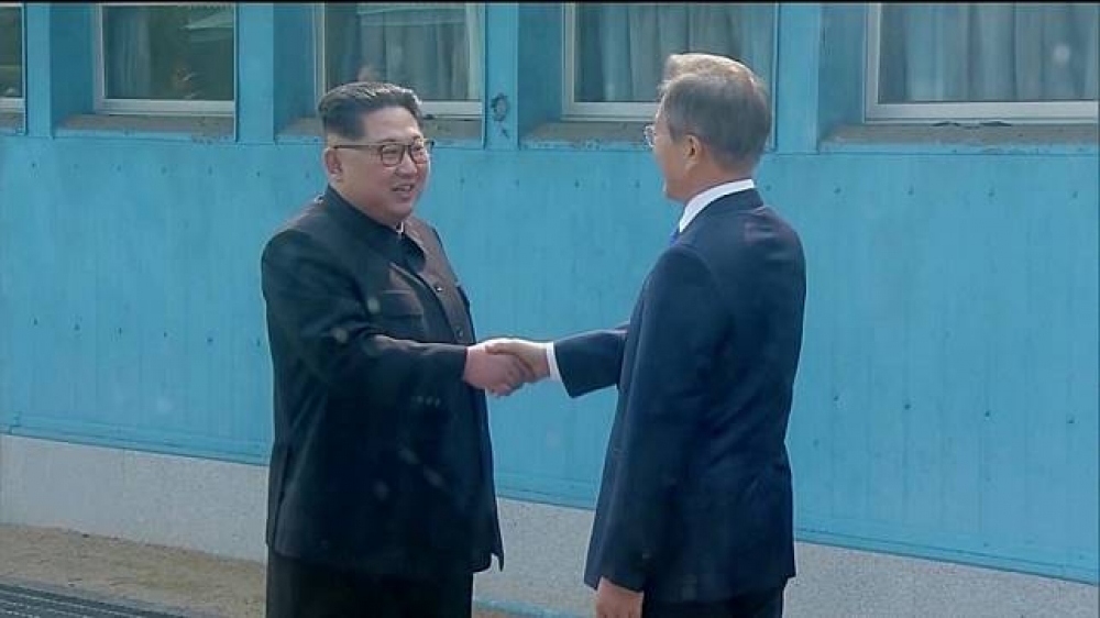 北韓領導人金正恩與南韓總統文在寅握手。（湯森路透）