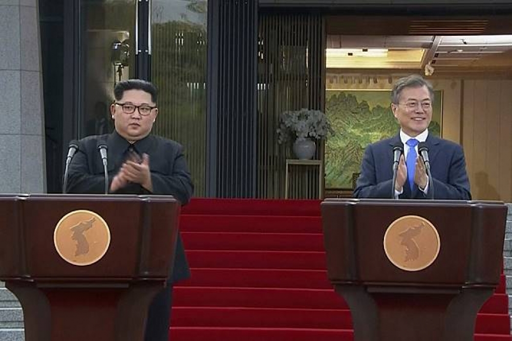 北韓領導人金正恩、南韓總統文在寅簽署「板門店協議」。（湯森路透）
