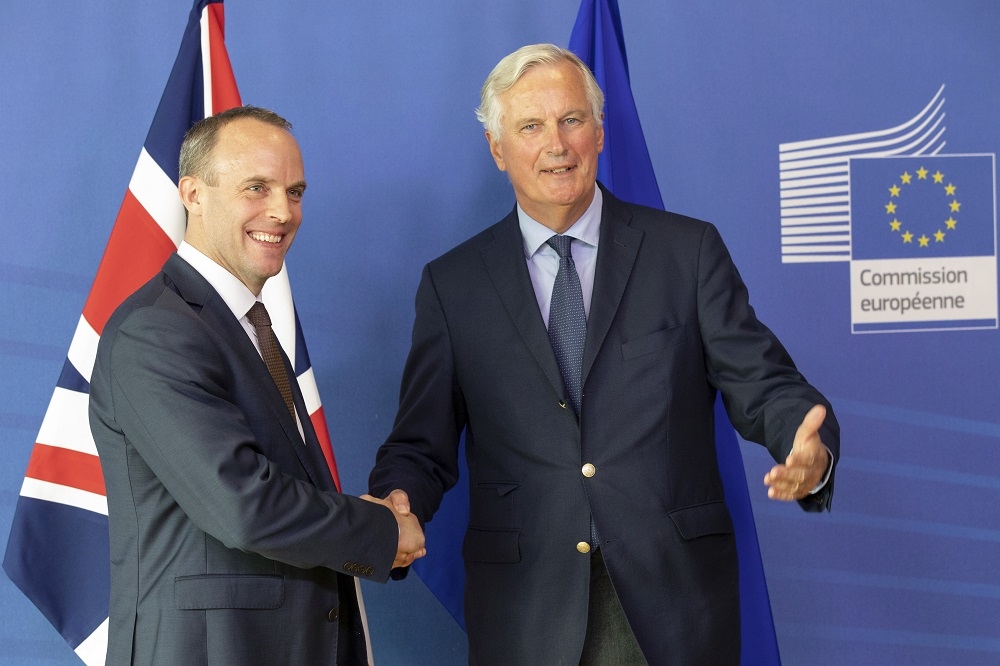 英國脫歐大臣拉布（左）與歐盟主協商者巴尼耶（右）21日於布魯塞爾。（美聯社）