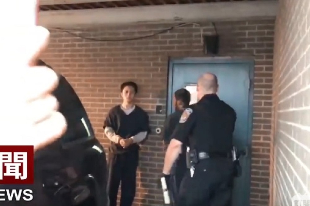 美國賓州當地時間25日上午7時25分，孫安佐從監獄警車下車，準備進入法庭。（取自三立新聞畫面）
