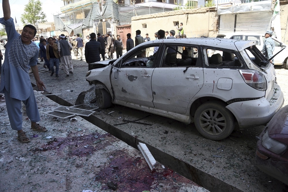 阿富汗首都喀布爾22日發生自殺炸彈客攻擊事件。（美聯社）